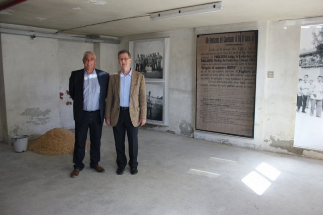 13.09.2014 - il pompiere giovanni pace e il presidente anpi milano  roberto cenati